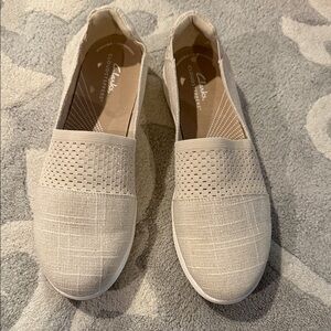 Clarks Women's Beige Textured Flats